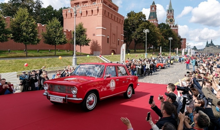 100 автомобилей LADA приняли участие в ГУМ-Авторалли