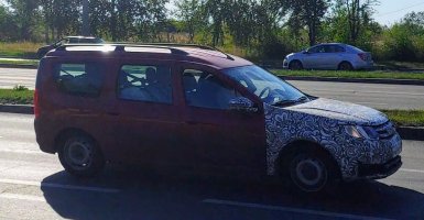 Первые живые фото Lada Largus FL