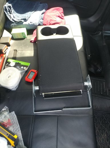 Как установить подлокотник заднего ряда сидений на Lada Vesta