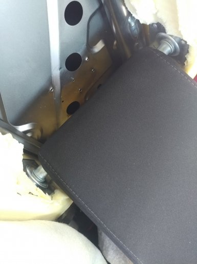 Как установить подлокотник заднего ряда сидений на Lada Vesta