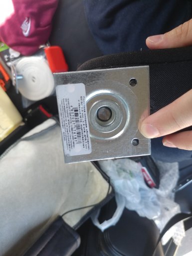 Как установить подлокотник заднего ряда сидений на Lada Vesta