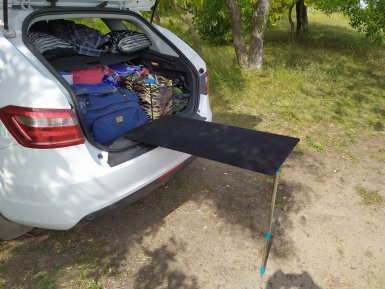 раскладной походный стол из панелей багажника автомобиля