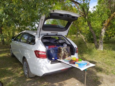 раскладной походный стол из панелей багажника автомобиля