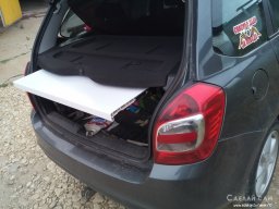 раскладной походный стол из панелей багажника автомобиля