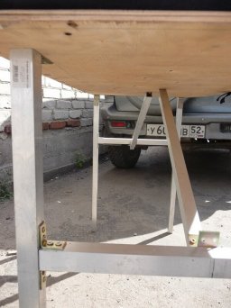 раскладной походный стол из панелей багажника автомобиля
