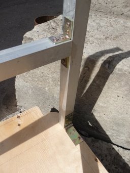 раскладной походный стол из панелей багажника автомобиля