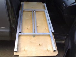 раскладной походный стол из панелей багажника автомобиля