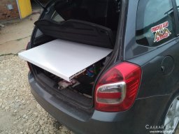 раскладной походный стол из панелей багажника автомобиля