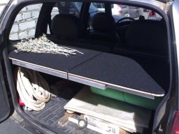 раскладной походный стол из панелей багажника автомобиля