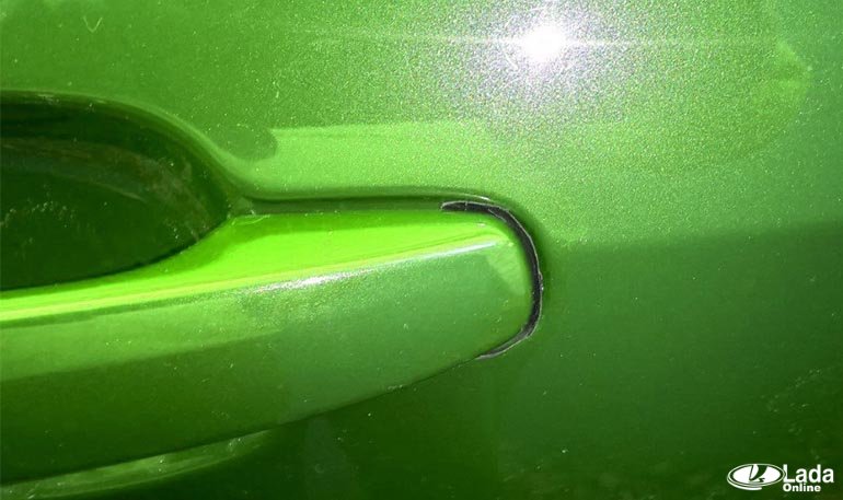 Обдирается ЛКП под ручкой двери Веста