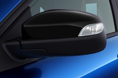 Боковые зеркала черного цвета.