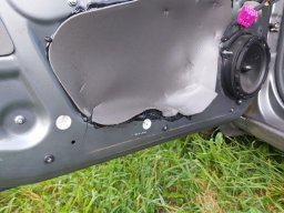 Обивка натирает ЛКП двери Веста