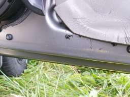 Обивка натирает ЛКП двери Веста