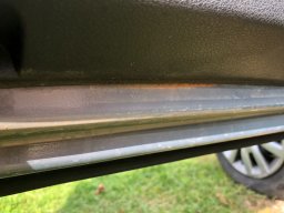 Обивка натирает ЛКП двери Веста