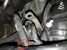 перетирание топливного шланга о трубку расширительного бачка