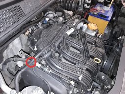 перетирание топливного шланга о трубку расширительного бачка