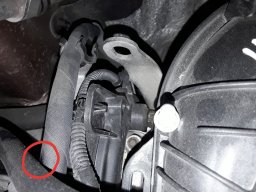 перетирание топливного шланга о трубку расширительного бачка