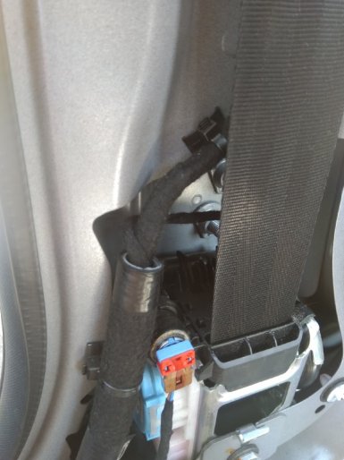 Возможное перетирание проводки о ремень безопасности Lada Vesta