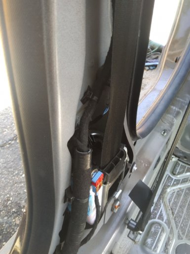 Возможное перетирание проводки о ремень безопасности Lada Vesta