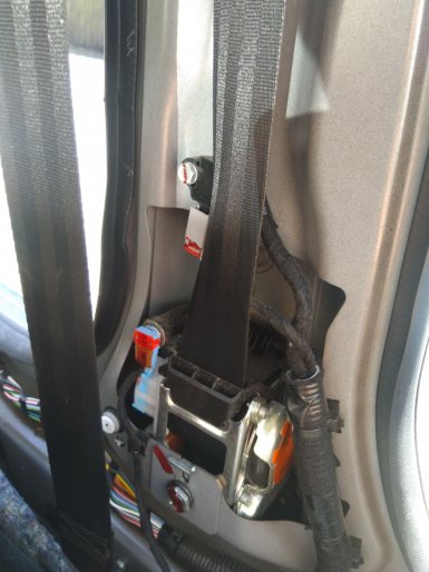 Возможное перетирание проводки о ремень безопасности Lada Vesta