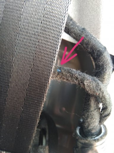 Возможное перетирание проводки о ремень безопасности Lada Vesta