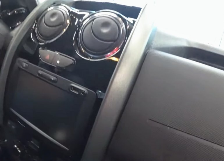 Первые живые фото Lada Largus FL,