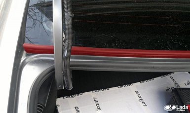 уплотнитель заднего стекла седана