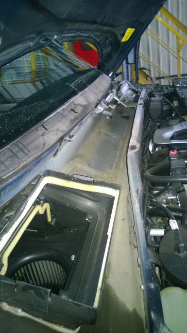 Очистить поверхность кузова и обезжирить.