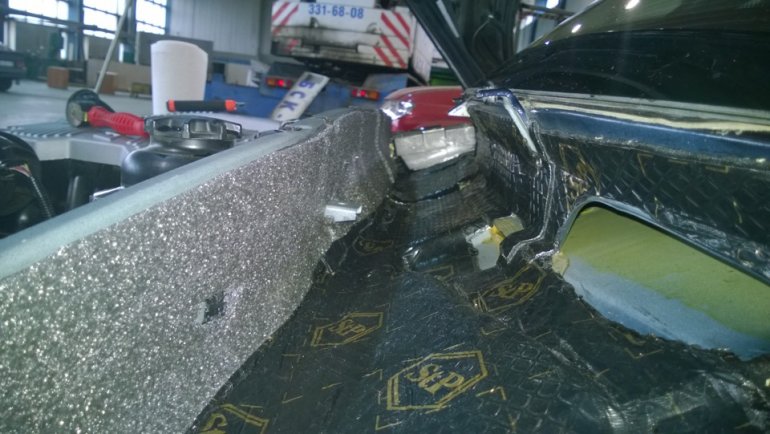 Бипласт 5мм наклеиваем со стороны мотора.