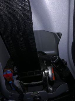 Возможное перетирание проводки о ремень безопасности Lada Vesta