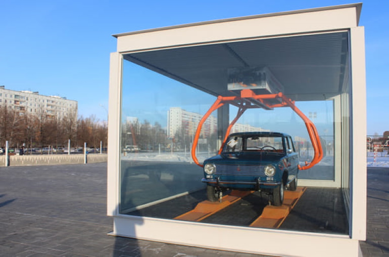 В сквере 50-летия АВТОВАЗа в Тольятти появился памятник «копейке»