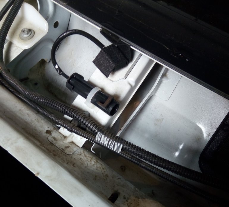 Найти два разъема от лобового стекла для подключения силовой проводки.