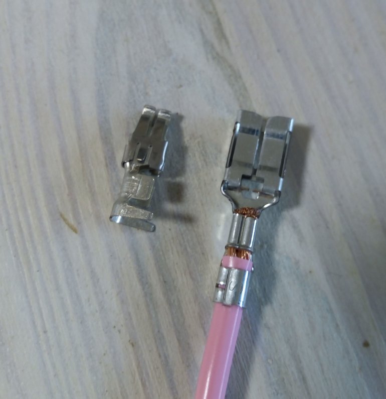 Подготовить два коротких провода сечением 4мм