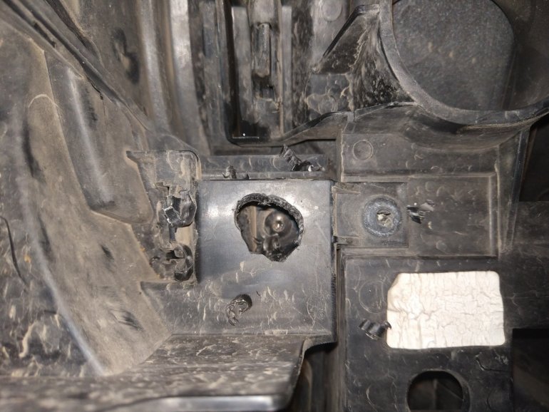 Как снять решетку радиатора Lada XRAY