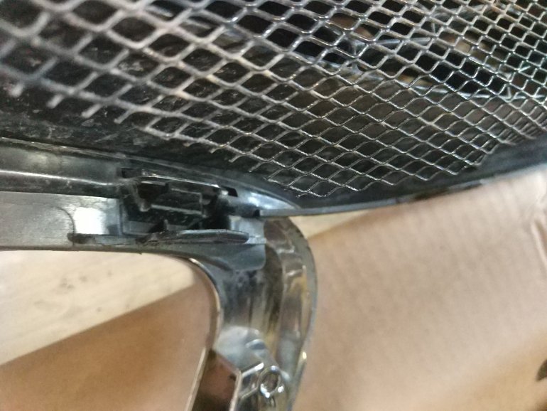 Как снять решетку радиатора Lada XRAY