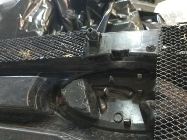 Как снять решетку радиатора Lada XRAY
