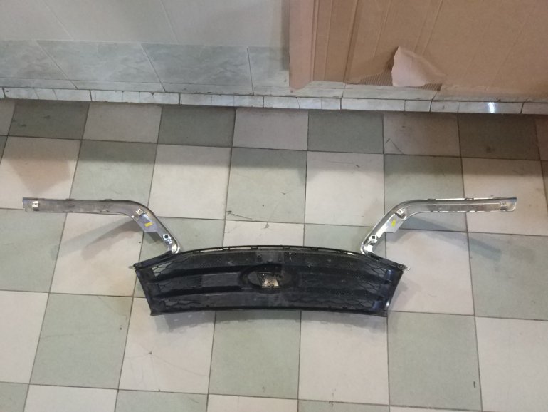 Как снять решетку радиатора Lada XRAY