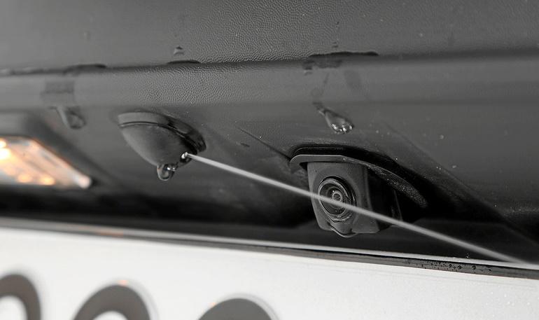 Как работает омыватель камеры заднего вида на Lada Niva Travel