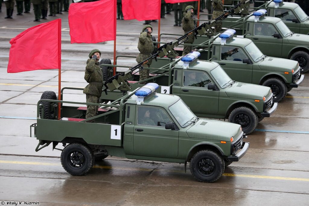 многоцелевой пикап Lada 4х4 («Нива») с пулеметным вооружением