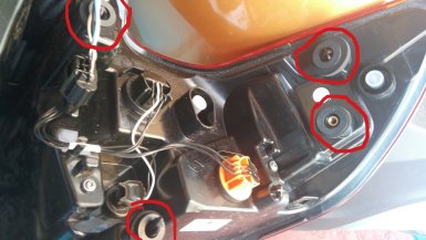 Увеличить зазор между фонарем и кузовом