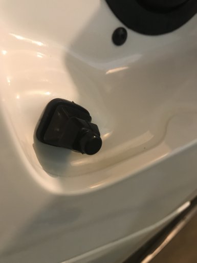 Простой способ установить запираемый лючок бензобака на Lada Vesta