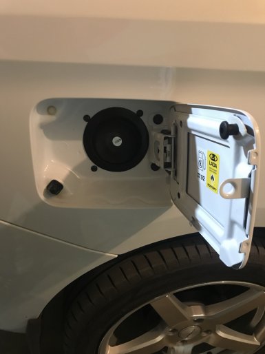 Простой способ установить запираемый лючок бензобака на Lada Vesta