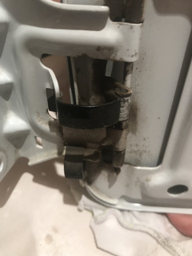 Простой способ установить запираемый лючок бензобака на Lada Vesta