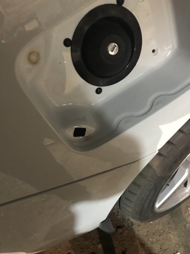 Простой способ установить запираемый лючок бензобака на Lada Vesta