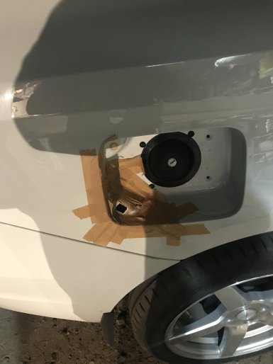 Простой способ установить запираемый лючок бензобака на Lada Vesta