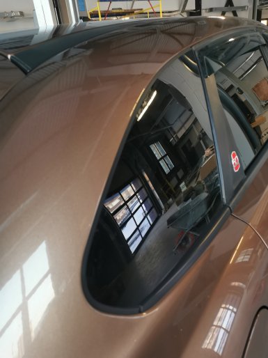 Установка дополнительных уплотнителей заднего стекла и форточек на Lada XRAY