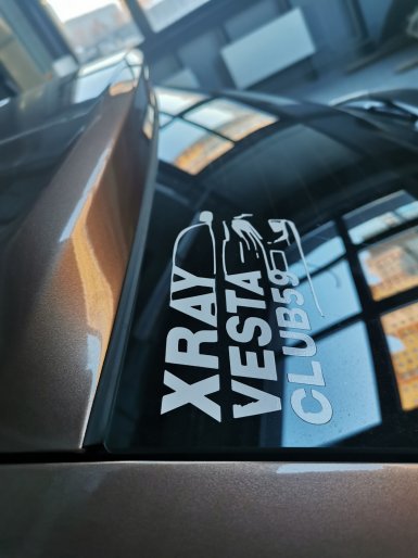 Установка дополнительных уплотнителей заднего стекла и форточек на Lada XRAY