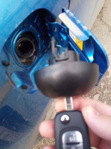 Как вытащить ключ из крышки бензобака на Lada XRAY