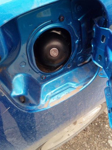 Как вытащить ключ из крышки бензобака на Lada XRAY