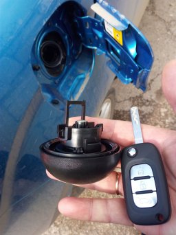 Как вытащить ключ из крышки бензобака на Lada XRAY